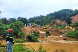 Cán bộ, chiến sỹ Công an tỉnh Hà Giang và các lực lượng chức năng nỗ lực tìm kiếm nạn nhân mất tích trong vụ sạt lở nghiêm trọng ở Hà Giang. (Ảnh: TTXVN phát)