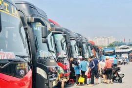 Phương tiện chờ xuất bến tại Bến xe Nước Ngầm ngày 27/4. (Ảnh: Tuyết Mai/TTXVN)
