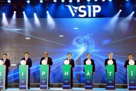 Phó Thủ tướng Trần Hồng Hà (thứ 4, từ trái sang) cùng các đại biểu ấn nút khởi công dự án. (Ảnh: Công Tường/TTXVN)