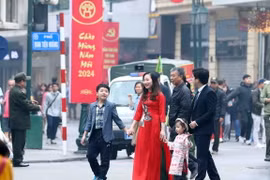 Người dân Thủ đô vui chơi tại không gian Phố đi bộ hồ Hoàn Kiếm trong ngày đầu kỳ nghỉ Tết Dương lịch 2024. (Ảnh: Phạm Kiên/TTXVN)