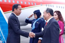 Chủ nhiệm Văn phòng Chủ tịch nước Lê Khánh Hải đón Tổng thống Indonesia Joko Widodo tại sân bay quốc tế Nội. (Ảnh: An Đăng/TTXVN)
