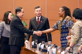 Chủ tịch Quốc hội Trần Thanh Mẫn với đại biểu. (Ảnh: Doãn Tấn/TTXVN)