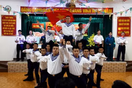 Tiết mục 'Tổ quốc gọi tên mình' của Liên chi đoàn cán bộ, chiến sỹ đảo Trường Sa. (Ảnh: Hồng Đạt/TTXVN)