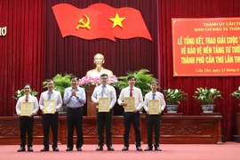 Trao giải Nhất cho các tác giả, nhóm tác giả đoạt. (Ảnh: Ngọc Thiện/TTXVN)