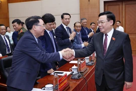 Chủ tịch Quốc hội Vương Đình Huệ với các lãnh đạo chủ chốt thành phố Hải Phòng. (Ảnh: Nhan Sáng/TTXVN)