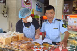 Kiểm tra một cơ sở sản xuất bánh Trung Thu. (Ảnh minh họa. Nguồn: TTXVN)