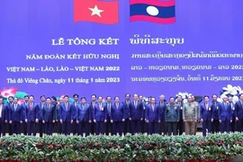 Thủ tướng Phạm Minh Chính và Thủ tướng Lào Sonexay Siphandone dự Lễ tổng kết Năm Đoàn kết Hữu nghị Việt Nam-Lào, Lào-Việt Nam 2022. (Ảnh: Dương Giang/TTXVN)
