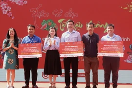 Trao bảng biểu trưng gói bảo trợ dài hạn cho 371 trẻ em mồ côi do COVID-19 trên địa bàn Đồng Nai, Bình Dương và Thành phố Hồ Chí Minh. (Ảnh: Lê Xuân/TTXVN)