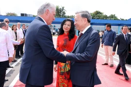 Bí thư thứ nhất Đảng Cộng sản Cuba, Chủ tịch Cuba Miguel Diaz Canel Bermudez tiễn Tổng Bí thư, Chủ tịch nước Tô Lâm và phu nhân tại Sân bay quốc tế Jose Marti ở Thủ đô La Habana. (Ảnh: Lâm Khánh/TTXVN)