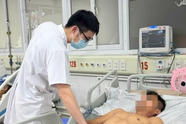 Bác sỹ thăm khám cho bệnh nhân tại Bệnh viện Bệnh Nhiệt đới Trung ương.