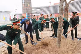 Phó Chủ tịch Thường trực Quốc hội Trần Thanh Mẫn, Đại tướng Phan Văn Giang, Bộ trưởng Bộ Quốc phòng, Đại tướng Lương Cường, Chủ nhiệm Tổng cục Chính trị Quân đội Nhân dân Việt Nam và các đại biểu tham gia trồng cây. (Ảnh: Trọng Đức/TTXVN)