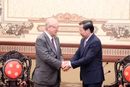 Chủ tịch Ủy ban Nhân dân Thành phố Hồ Chí Minh Phan Văn Mãi (phải) tiếp Cố vấn đặc biệt Liên minh Nghị sỹ Hữu nghị Nhật Bản-Việt Nam Tsutomu Takebe (trái). (Ảnh: Xuân Khu/TTXVN)