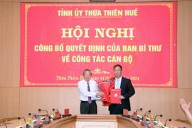 Phó Trưởng ban Thường trực Ban Tổ chức Trung ương Hoàng Đăng Quang công bố và trao Quyết định số 1513-QĐNS/TW ngày 27/8/2024 của Ban Bí thư cho ông Phạm Đức Tiến. (Ảnh: TTXVN phát)