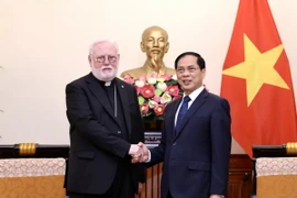Bộ trưởng Ngoại giao Bùi Thanh Sơn tiếp Tổng Giám mục Paul Richard Gallagher, Bộ trưởng Ngoại giao Tòa thánh Vatican. (Ảnh: Lâm Khánh/TTXVN)