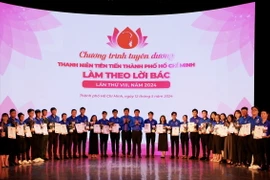 Trao giấy chứng nhận và quà cho các gương thanh niên tiên tiến Thành phố Hồ Chí Minh làm theo lời Bác. (Ảnh: Hồng Giang/TTXVN)