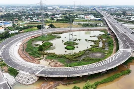 Một nhánh lên xuống Cao tốc Bến Lức-Long Thành giao với Thành phố Hồ Chí Minh-Trung Lương. (Ảnh: Hồng Đạt/Vietnam+)