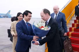 Phó Chủ nhiệm Ủy ban Đối ngoại của Quốc hội Lê Anh Tuấn đón Chủ tịch Quốc hội Phần Lan Jussi Halla-aho tại Sân bay Quốc tế Nội Bài, Hà Nội. (Ảnh: Phạm Kiên/TTXVN)