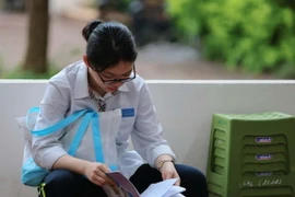 Thí sinh ôn lại kiến thức trước khi bước vào phòng thi. (Ảnh minh họa. Nguồn: TTXVN)