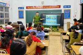 Lớp học tình thương do Trung úy Lê Tuấn Thành giảng dạy. (Ảnh: TTXVN phát)