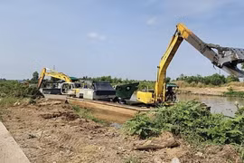 Phương tiện các đối tượng dùng để khai thác khoáng sản trái phép bị tạm giữ. (Ảnh: TTXVN phát)