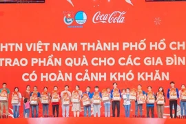 Hội Liên hiệp Thanh niên Việt Nam Thành phố Hồ Chí Minh tặng quà Tết cho các gia đình thanh niên công nhân có hoàn cảnh khó khăn. (Ảnh: Hồng Giang/TTXVN)