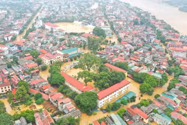 Nước sông Hồng lên cao, nhấn chìm các khu vực nằm ven sông ở thành phố Yên Bái, chiều 9/9. (Ảnh: Tuấn Anh/TTXVN)