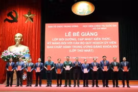 Trưởng Ban Tổ chức Trung ương Lê Minh Hưng, Trưởng Ban Chỉ đạo Lớp học trao Giấy chứng nhận cho các học viên. (Ảnh: Văn Điệp/TTXVN)