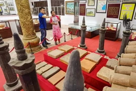 Sưu tập cột kinh Phật thời Đinh, lưu giữ tại Bảo tàng tỉnh Ninh Bình, được công nhận Bảo vật Quốc gia. (Ảnh: Thanh Tùng/TTXVN)