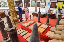 Sưu tập cột kinh Phật thời Đinh, lưu giữ tại Bảo tàng tỉnh Ninh Bình, được công nhận Bảo vật Quốc gia. (Ảnh: Thanh Tùng/TTXVN)
