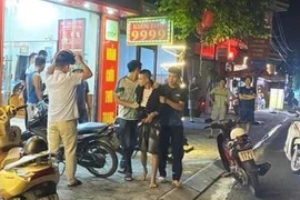 Kẻ cướp tiệm vàng bị khống chế, bắt giữ. (Ảnh: Tri thức và Cuộc sống)