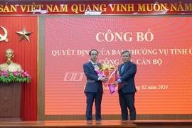 Bí thư Tỉnh ủy Quảng Bình Vũ Đại Thắng trao quyết định và tặng hoa chúc mừng ông Phan Mạnh Hùng. (Nguồn: Báo Quảng Bình)