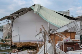 Vụ sạt lở bờ sông Trà Nóc làm sạt 7 căn nhà của người dân. (Ảnh: Thanh Liêm/TTXVN)