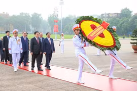 Đoàn đại biểu Ban Chấp hành Trung ương Đảng, Chủ tịch nước, Quốc hội, Chính phủ, Ủy ban Trung ương Mặt trận Tổ quốc Việt Nam vào Lăng viếng Chủ tịch Hồ Chí Minh. (Ảnh: Dương Giang/TTXVN)