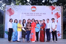 Sinh viên Lào, Campuchia đang học tập tại Thành phố Hồ Chí Minh bên các cha mẹ đỡ đầu người Việt. (Ảnh: Xuân Khu/TTXVN)