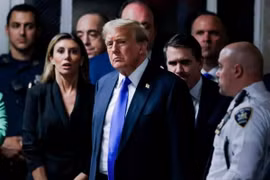 Cựu Tổng thống Mỹ Donald Trump (giữa, phía trước) rời Tòa án Tối cao Manhattan ở New York sau phiên xét xử ngày 30/5. (Ảnh: AFP/TTXVN)