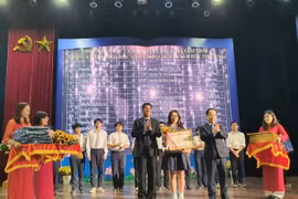 Trao giấy khen cho học sinh giành giải Nhất. (Ảnh: Nguyễn Cúc/TTXVN)
