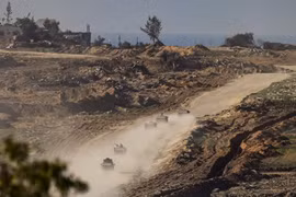 Xe quân sự Israel di chuyển dọc biên giới với Dải Gaza ngày 8/1. (Ảnh: THX/TTXVN)