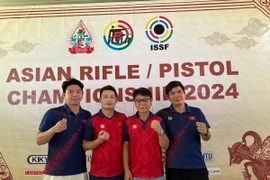 Huấn luyện viên trưởng Park Chung Gun (đeo kính) cùng ba xạ thủ giành huy chương Bạc nội dung súng ngắn bắn nhanh nam tại Giải vô địch súng trường/súng lục châu Á 2024 ở Jakarta, Indonesia hồi tháng 1/2024. (Ảnh: Đỗ Quyên/TTXVN)