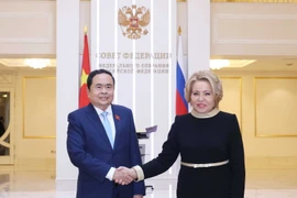 Chủ tịch Hội đồng Liên bang, Quốc hội Liên bang Nga Valentina Ivanovna Matvienko đón Chủ tịch Quốc hội Trần Thanh Mẫn. (Ảnh: Thống Nhất/TTXVN)