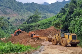 Các phương tiện máy móc tập trung xử lý hàng ngàn mét khối bùn đất trong vụ sạt lở ở Hà Giang. (Ảnh Đức Thọ/TTXVN)