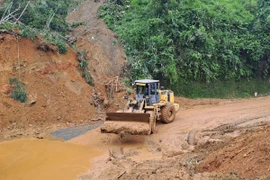 Các phương tiện máy móc tập trung xử lý hàng ngàn mét khối bùn đất trong vụ sạt lở ở Hà Giang. (Ảnh Đức Thọ/TTXVN)