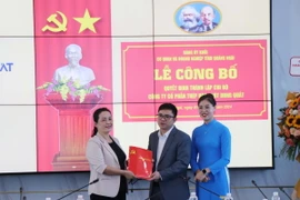 Bà Đinh Thị Hồng Minh (trái), Phó Bí thư Tỉnh ủy Quảng Ngãi trao Quyết định Bí thư Chi bộ Công ty Cổ phần Thép Hòa Phát Dung Quất cho ông Lưu Thanh Tùng. (Ảnh: Phạm Cường/TTXVN)