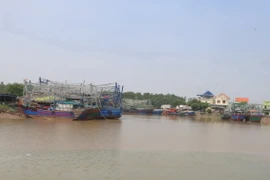 Thuyền đánh cá về tránh bão tại Cảng cá Mắt Rồng. (Ảnh: Minh Thu/TTXVN)