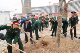 Phó Chủ tịch Thường trực Quốc hội Trần Thanh Mẫn, Đại tướng Phan Văn Giang, Bộ trưởng Bộ Quốc phòng, Đại tướng Lương Cường, Chủ nhiệm Tổng cục Chính trị Quân đội Nhân dân Việt Nam và các đại biểu tham gia trồng cây. (Ảnh: Trọng Đức/TTXVN)