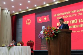 Ông Nguyễn Khắc Bình, Phó Chủ tịch Hội đồng Nhân dân tỉnh Lâm Đồng thông qua dự thảo Nghị quyết miễn nhiệm. (Ảnh: Quốc Hùng/TTXVN)