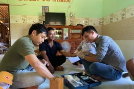 Cán bộ y tế tiến hành lấy mẫu, xét nghiệm để phát hiện các ca mắc sốt rét tại xã Khánh Thượng, huyện Khánh Vĩnh, tỉnh Khánh Hòa. (Ảnh: TTXVN phát)