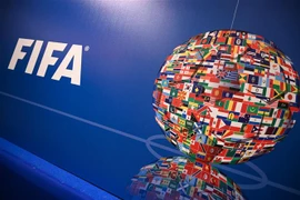 FIFA khuyến khích các liên đoàn thành viên tạo nên một môi trường thân thiện cho gia đình các cầu thủ có con nhỏ. (Ảnh: AFP/TTXVN)