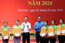 Chủ tịch nước Võ Văn Thưởng tặng quà cho công nhân, người lao động, gia đình có hoàn cảnh khó khăn. (Ảnh: Thống Nhất/TTXVN)