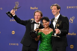 Jeremy Allen White (trái), Liza Colón-Zayas và Ebon Moss-Bachrach của The Bear tại Lễ trao giải Emmy lần thứ 76 ở Los Angeles. (Nguồn: Getty Images)