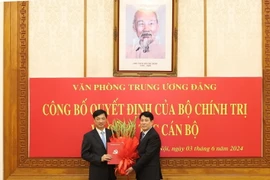 Đại tướng Lương Cường, Ủy viên Bộ Chính trị, Thường trực Ban Bí thư tặng hoa chúc mừng Thượng tướng Nguyễn Duy Ngọc giữ chức Chánh Văn phòng Trung ương Đảng. (Ảnh: Trí Dũng/TTXVN)